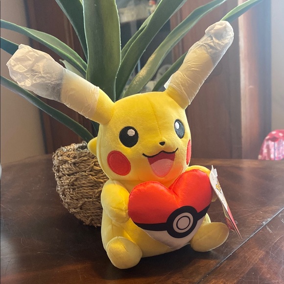 Pokemon Other - Pokemon Pikachu Yellow Plush with Heart